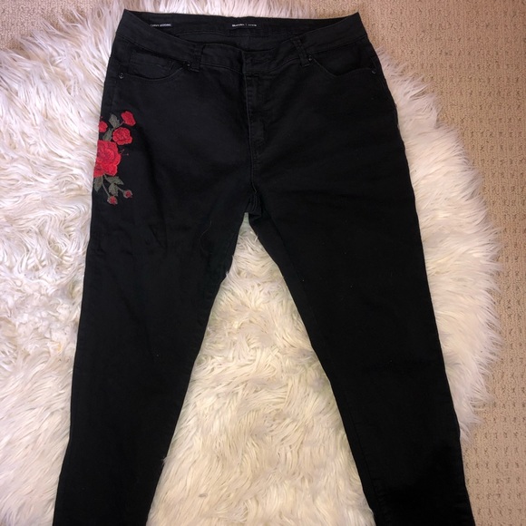 BLACK SKINNY JEANS WITH ROSES - Picture 1 of 1